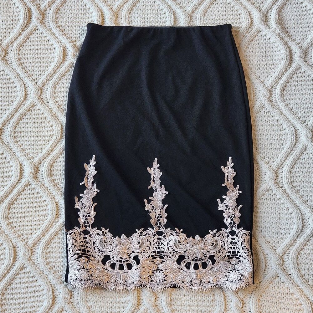 Haute Monde Stretchy Black Cream Lace Slip Skirt Size S
